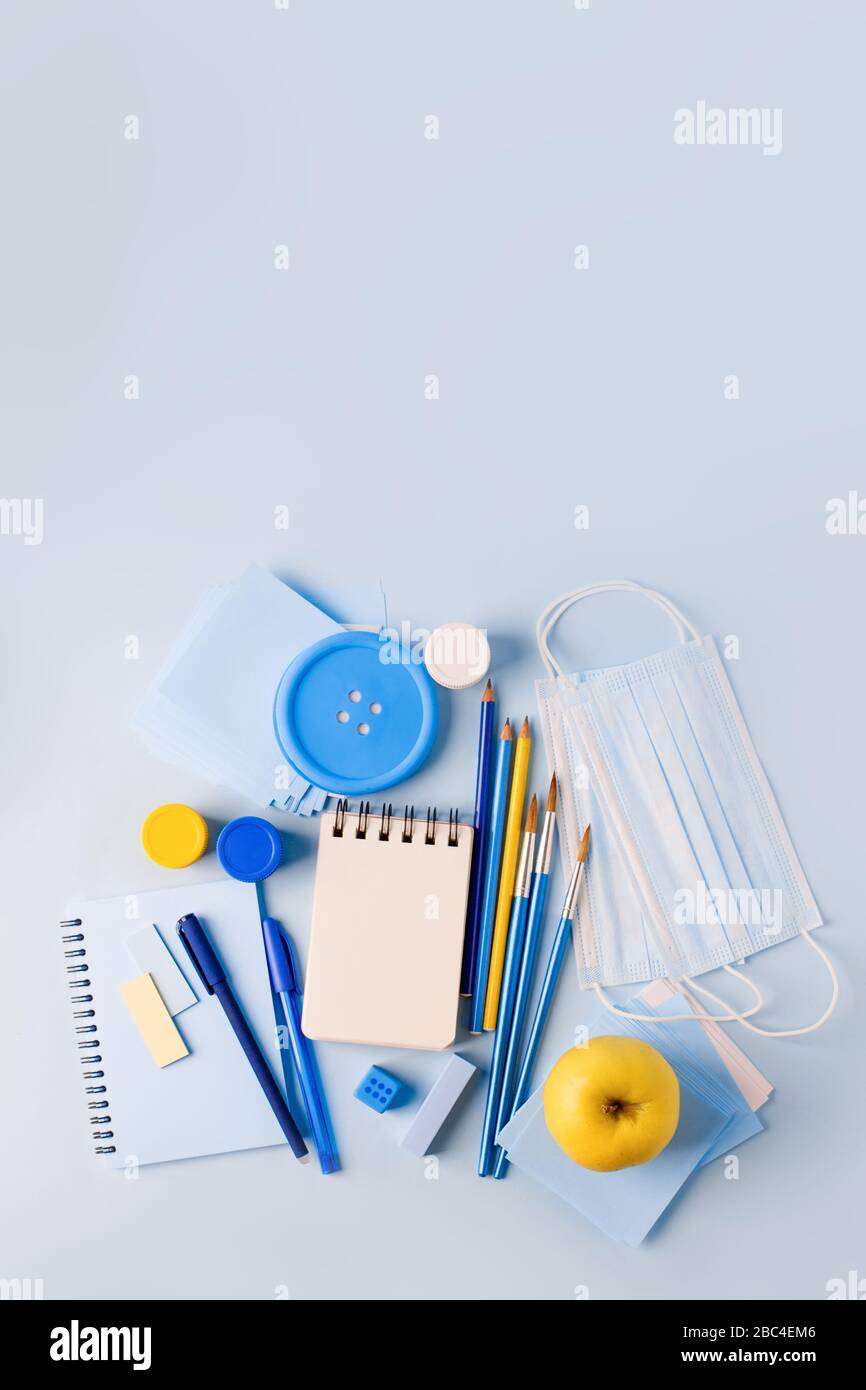 Concetto di auto quarantena a casa. Misura preventiva contro il focolaio di virus. Citazione di ispirazione, rimanere a casa durante pandemia. Studio di lavoro scolastico Foto Stock