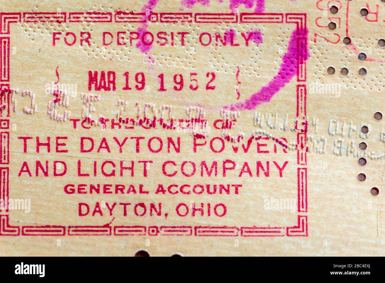 primo piano di un francobollo su un assegno per il libro paga del 1952 Foto Stock