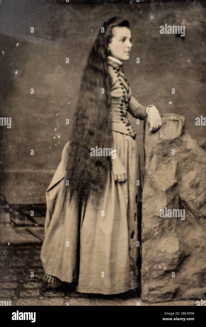 Tintype antico di una donna con capelli lunghi Foto Stock