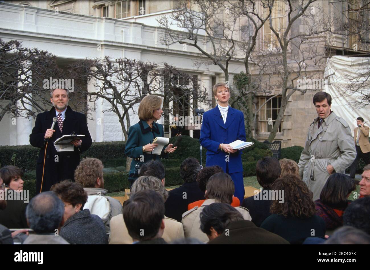 Relazione dei corrispondenti della rete dal Giardino delle Rose della Casa Bianca a Washington, DC prima del presidente degli Stati Uniti Bill Clinton introducendo Janet Reno, procuratore di Stato per Miami-Dade County, Florida, come sua scelta essere il procuratore generale degli Stati Uniti nel Giardino delle Rose della Casa Bianca a Washington, DC l'11 febbraio 1993. Da sinistra a destra: Wold Blitzer, CNN; Andrea Mitchell, NBC News; Susan Spencer, CBS News; e Britt Hume, ABC News.Credit: Howard L. Sachs/CNP | utilizzo in tutto il mondo Foto Stock