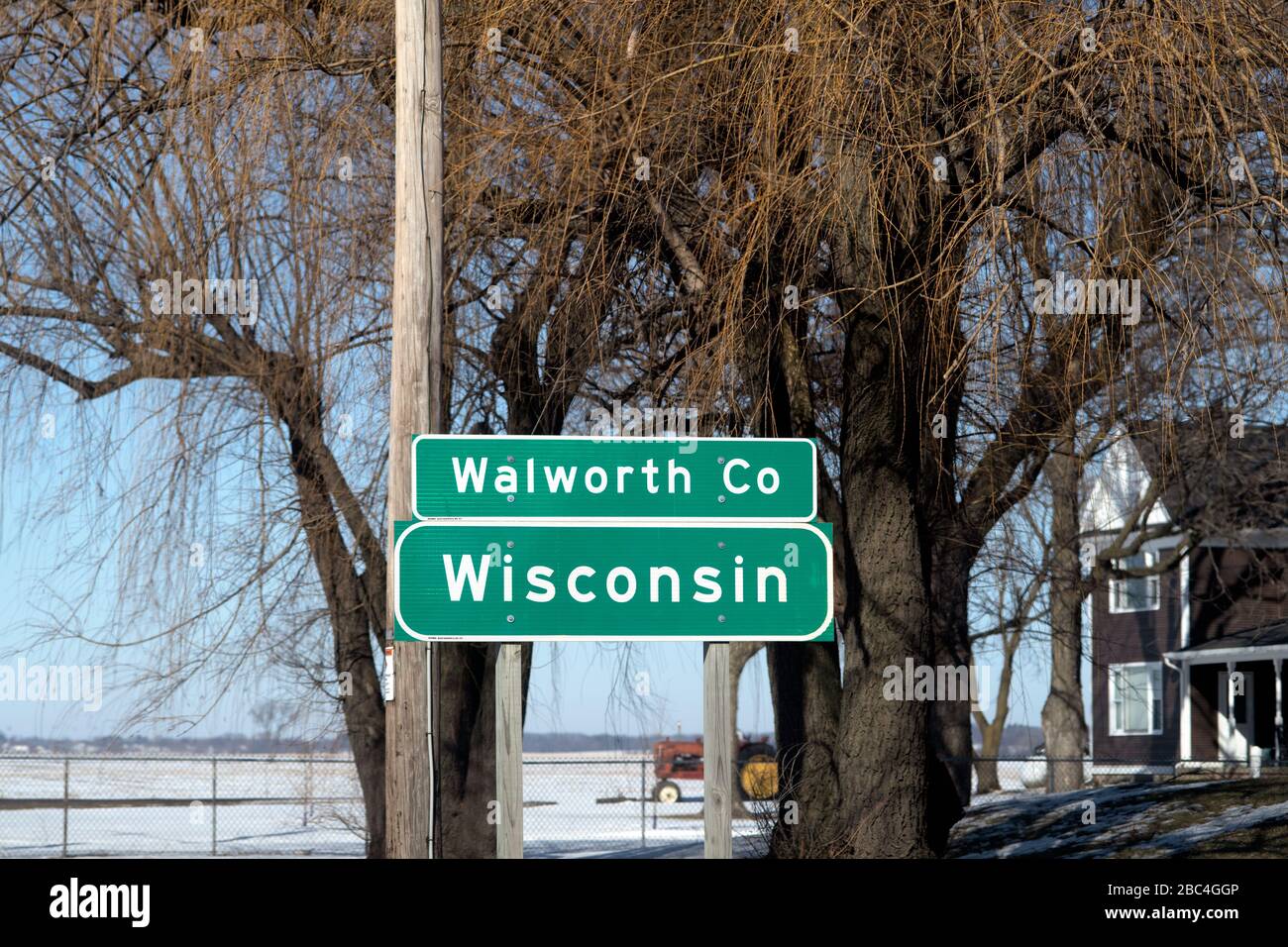Walworth, Wisconsin, Stati Uniti. Segno che definisce il confine tra l'Illinois e il Wisconsin nella città di Walworth all'interno della contea di Walworth, Wisconsin. Foto Stock