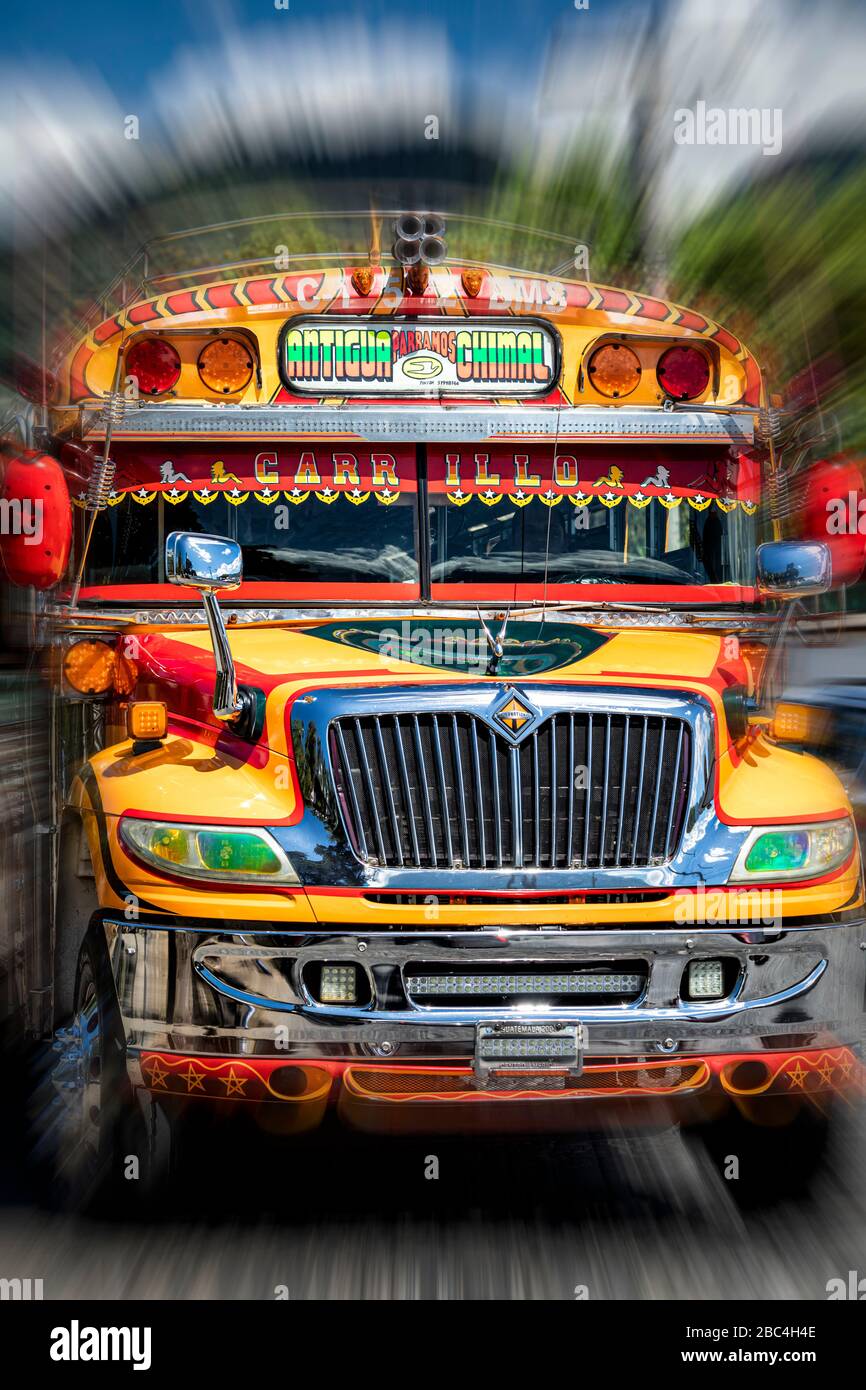 Un 'bus di pollo' dipinto con colori luminosi ad Antigua, Guatemala. Foto Stock