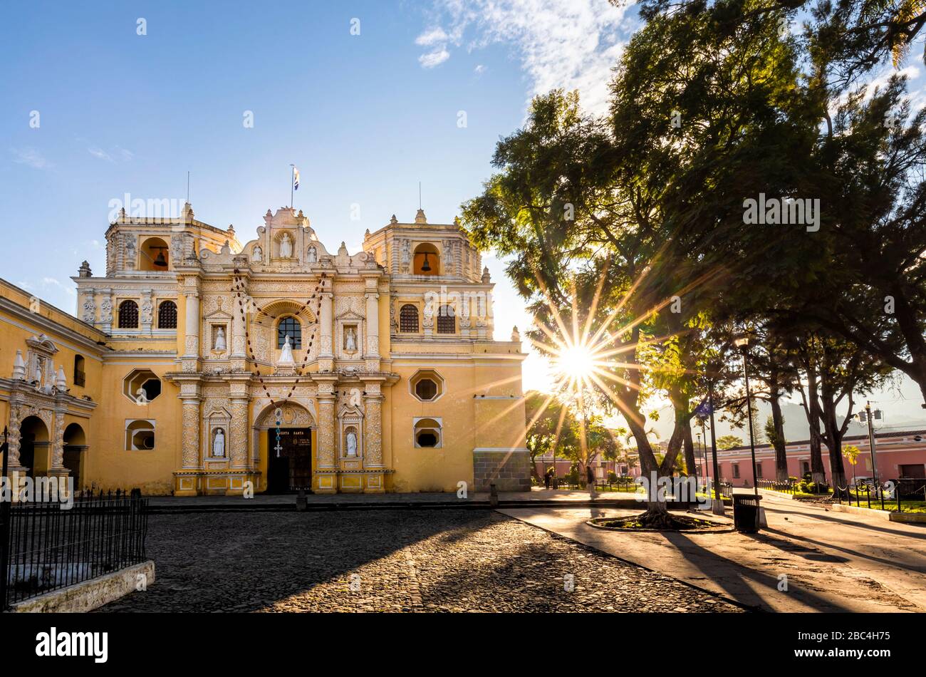 Merced Chiesa all'alba ad Antigua, Guatemala. Foto Stock