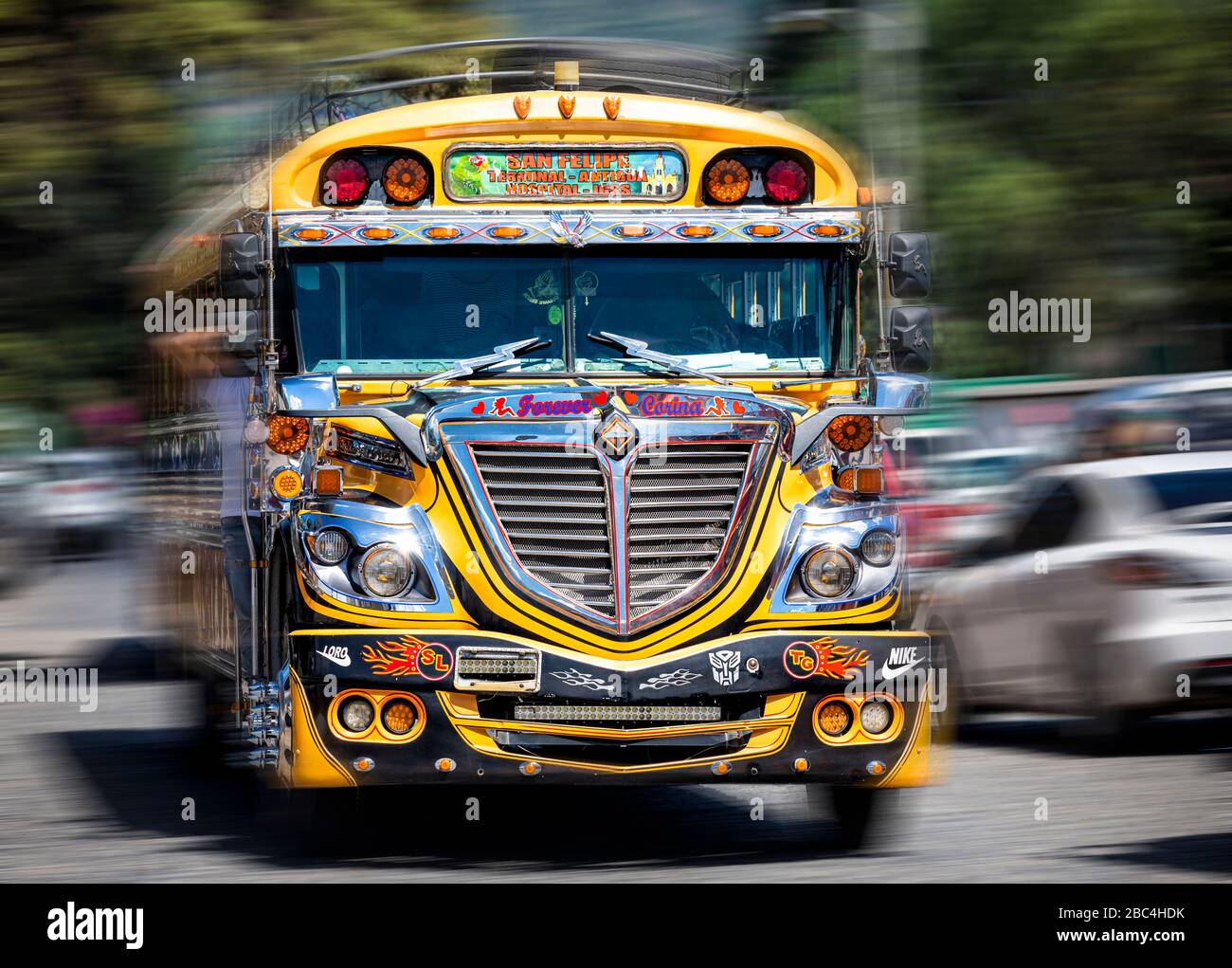 Un 'bus di pollo' dipinto in modo luminoso si trova in una strada ad Antigua, Guatemala. Foto Stock