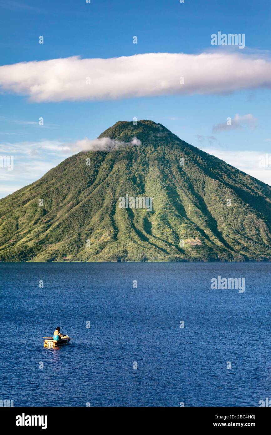 Pescatore e il vulcano San Pedro, Lago Atitlan, Guatemala. Foto Stock