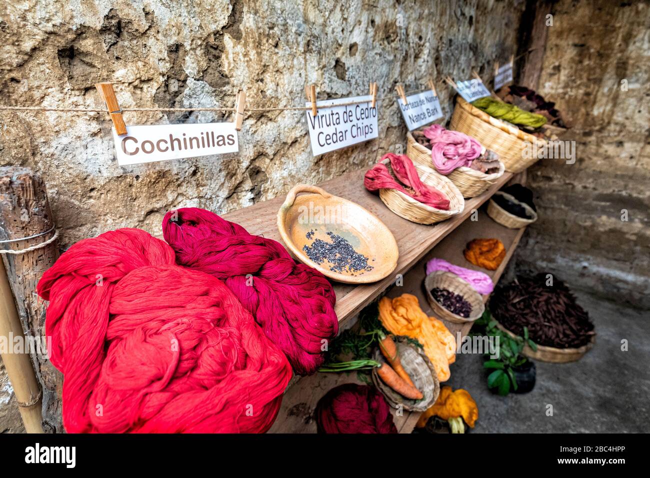 Ingredienti naturali per la produzione di coloranti esposti in una cooperativa di tessitura a San Juan sulla riva del lago Atitlan, Guatemala. Foto Stock