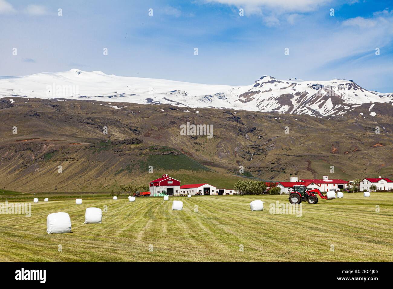 Fattoria di famiglia sotto l'ombra del vulcano Eyjafjallajokull, che ha eruttato nel 2010 Foto Stock