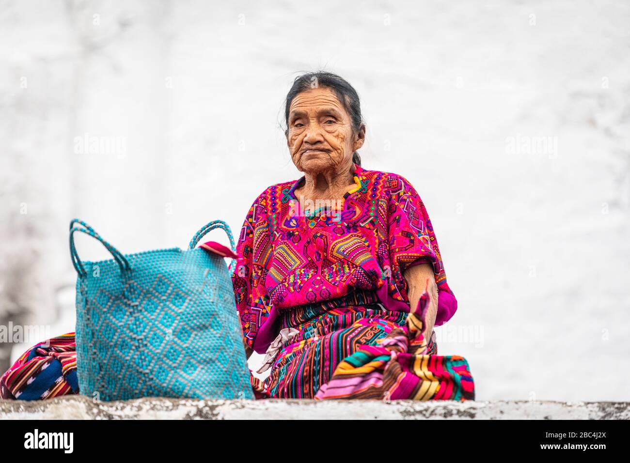 Fornitore anziano nel mercato di Chichicastenango, Guatemala. Foto Stock
