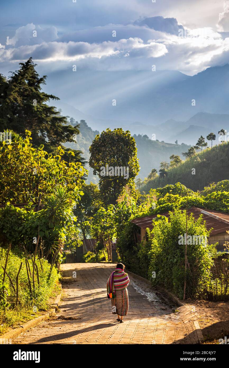 Donna a piedi nel villaggio altopiano di Chipiacul, Guatemala. Foto Stock
