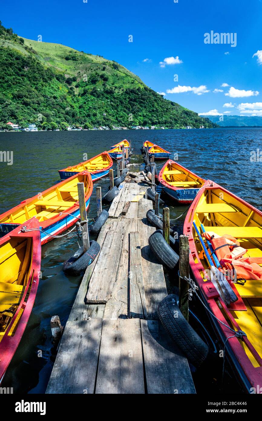 Barche linea un molo sul lago Amatitlan, Guatemala. Foto Stock