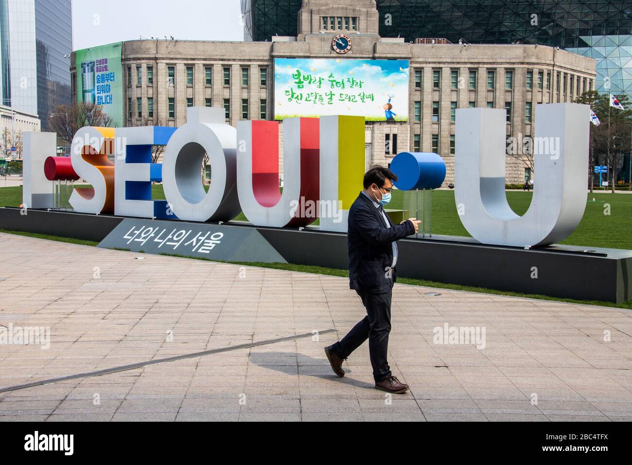 Uomo che indossa una maschera durante la pandemia di Coronavirus, Seoul, Corea del Sud Foto Stock