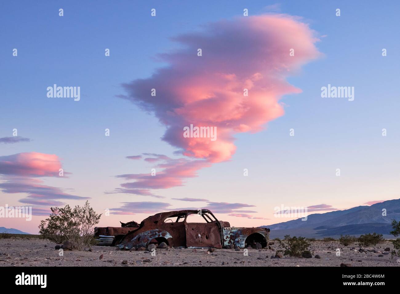 Vecchia auto arrugginite nel deserto Foto Stock