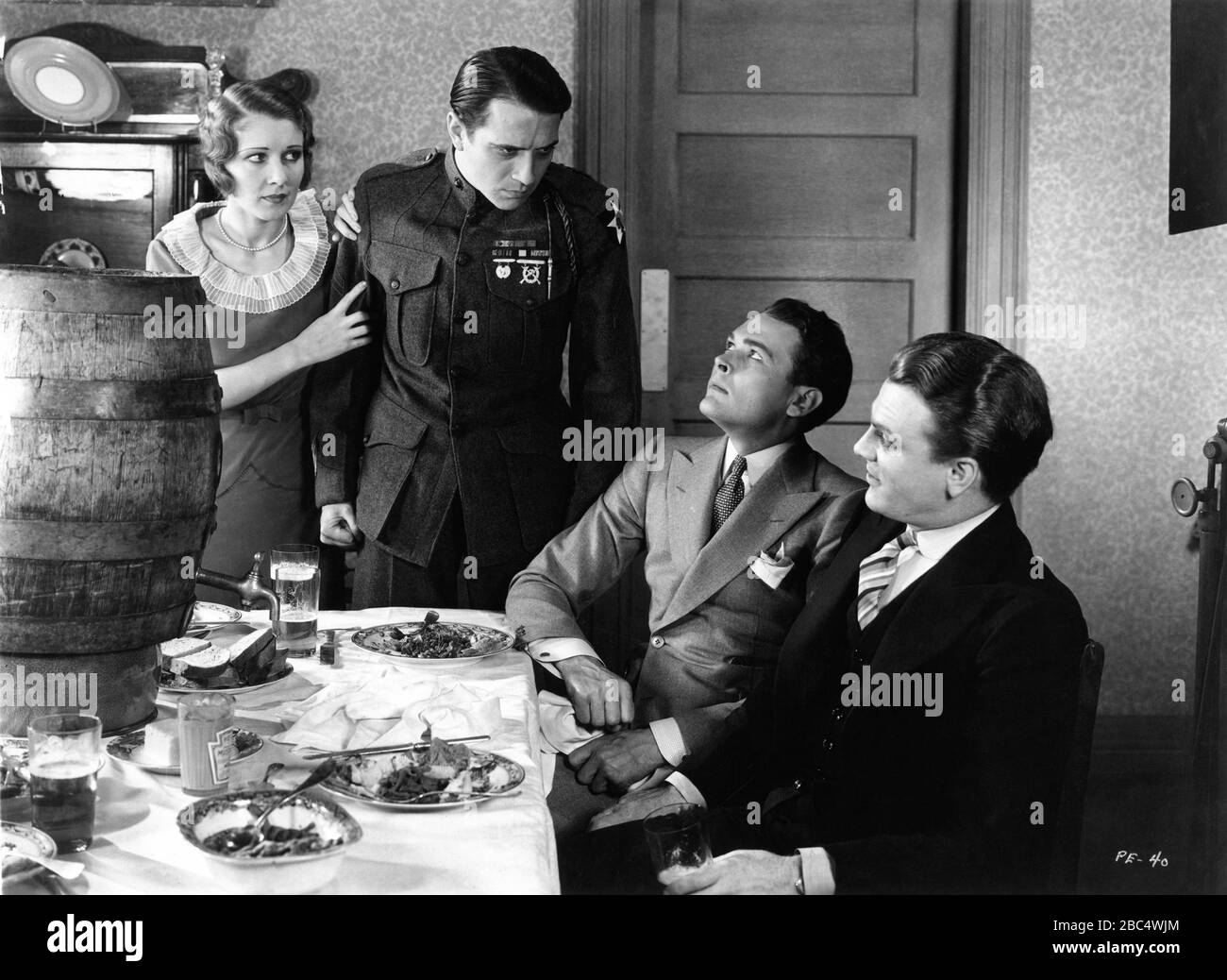 RITA FLYNN come Molly Doyle DONALD COOK come Mike poteri EDWARD WOODS come Matt Doyle e JAMES CAGNEY come Tom poteri nel NEMICO PUBBLICO / NEMICI DEL PUBBLICO (UK Original release title) 1931 regista WILLIAM A. WELLMAN romanzo KUBEC GLASMON e JOHN BRIGHT Warner Bros. Foto Stock