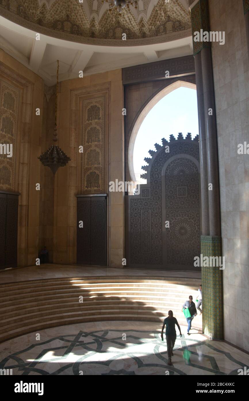 All'interno della Moschea Hassan II, Casablanca, Marocco, la settima moschea più grande del mondo e la più grande in Africa. Foto Stock