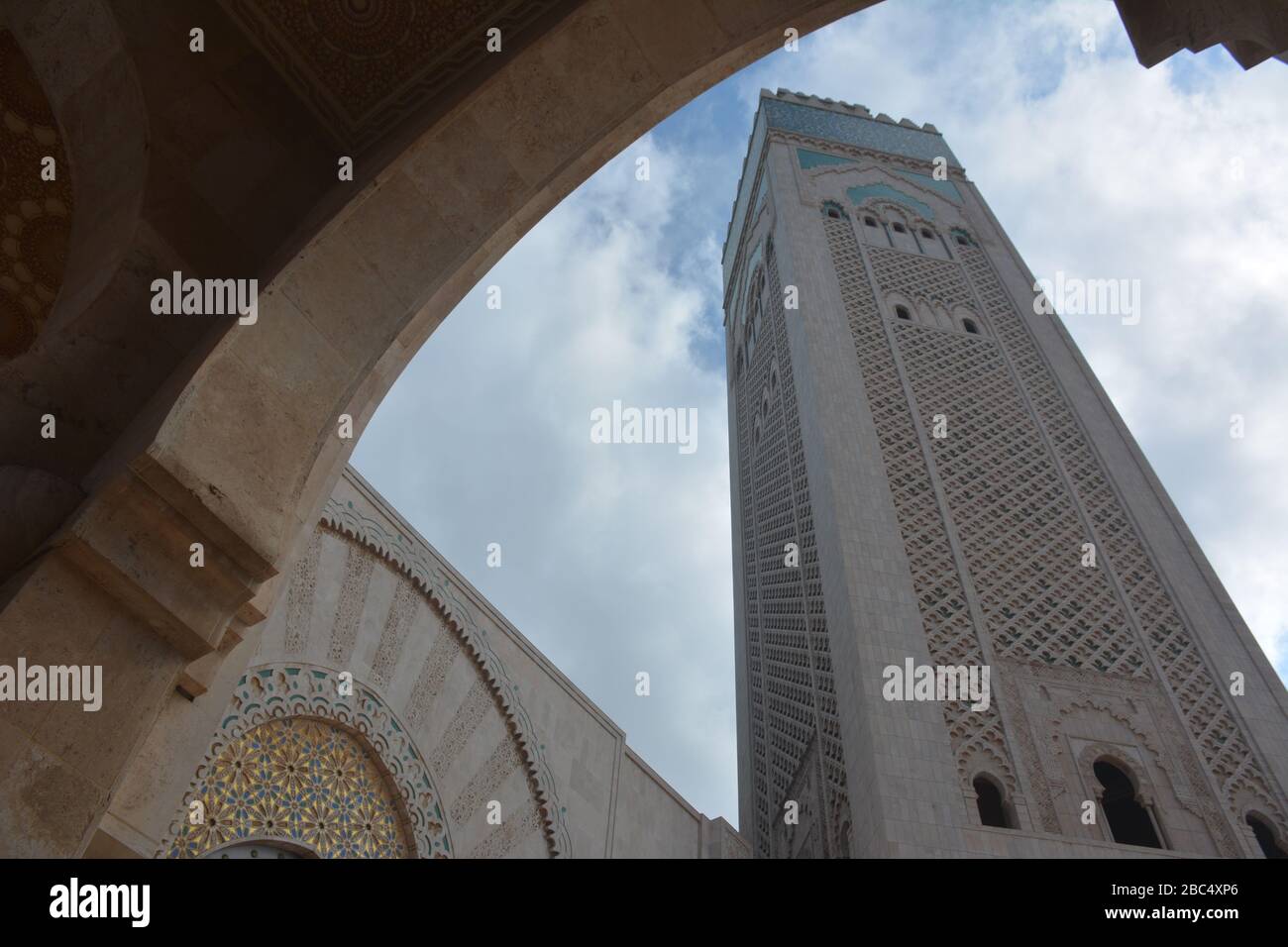 Il minareto più grande del mondo, alto 210 m, si trova presso la moschea di Hassan II, Casablanca, Marocco, vista qui attraverso una delle arcate della struttura moderna. Foto Stock