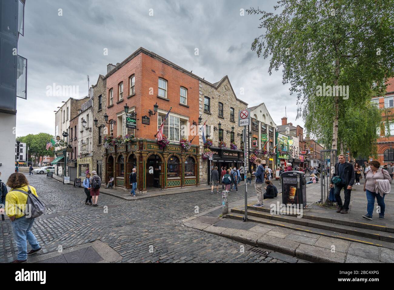 Dublino, Irlanda - Temple Bar - un quartiere di pub e ristoranti popolare tra i locali e i turisti Foto Stock