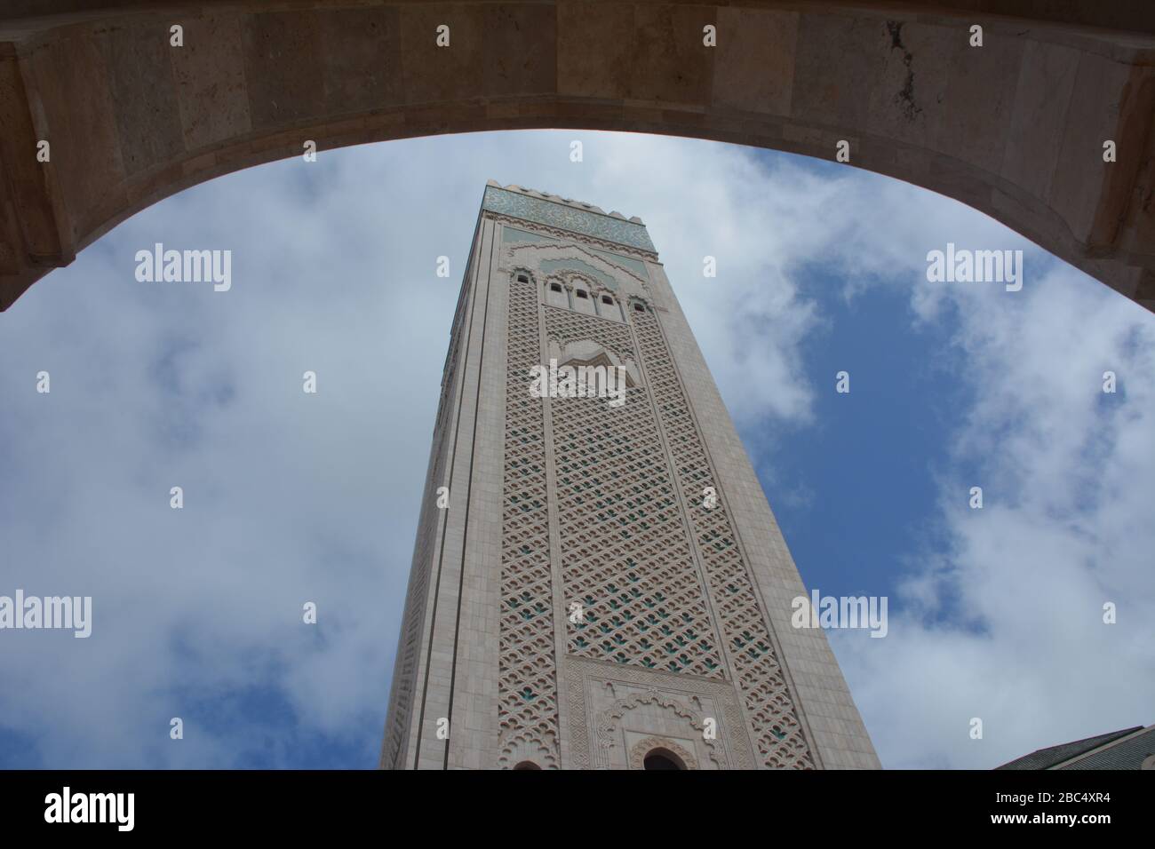 Il minareto più grande del mondo, alto 210 m, si trova presso la moschea di Hassan II, Casablanca, Marocco, vista qui attraverso una delle arcate della struttura moderna. Foto Stock