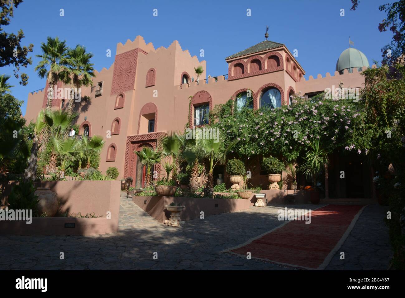 Un cortile presso Kasbah Tamadot, il lussuoso hotel di Richard Branson vicino ad Asni, sulle montagne dell'Atlante, in Marocco. Foto Stock