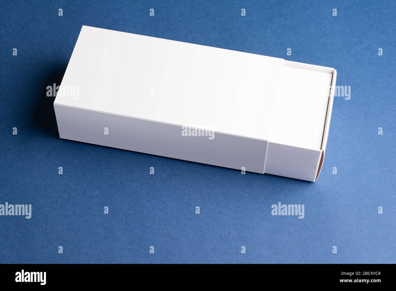 Le scatole estraili dello smartphone su una superficie blu, modello mock-up modificabile pronto per il tuo progetto Foto Stock