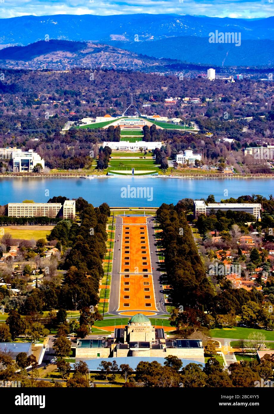 Vista dal Monte Taylor del Memoriale di Guerra Australiano, della Parata dell'Anzac e sia degli edifici del Parlamento vecchio che di quello nuovo a Canberra, la capitale Nazionale dell'Australia Foto Stock