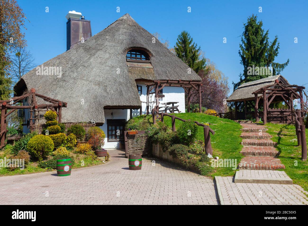 Casa rurale tradizionale con tetto in paglia nella regione di Podravina Della Croazia (PRC) - Ristorante Podravska klet sulla RPC Foto Stock