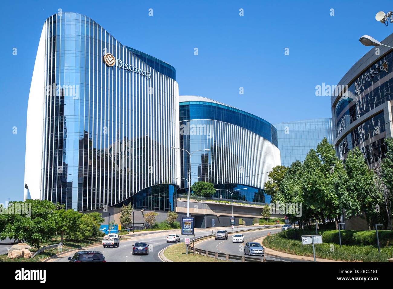 Johannesburg, Sud Africa, 31 Gennaio - 2020: Edificio aziendale con facciata in vetro curva. Foto Stock