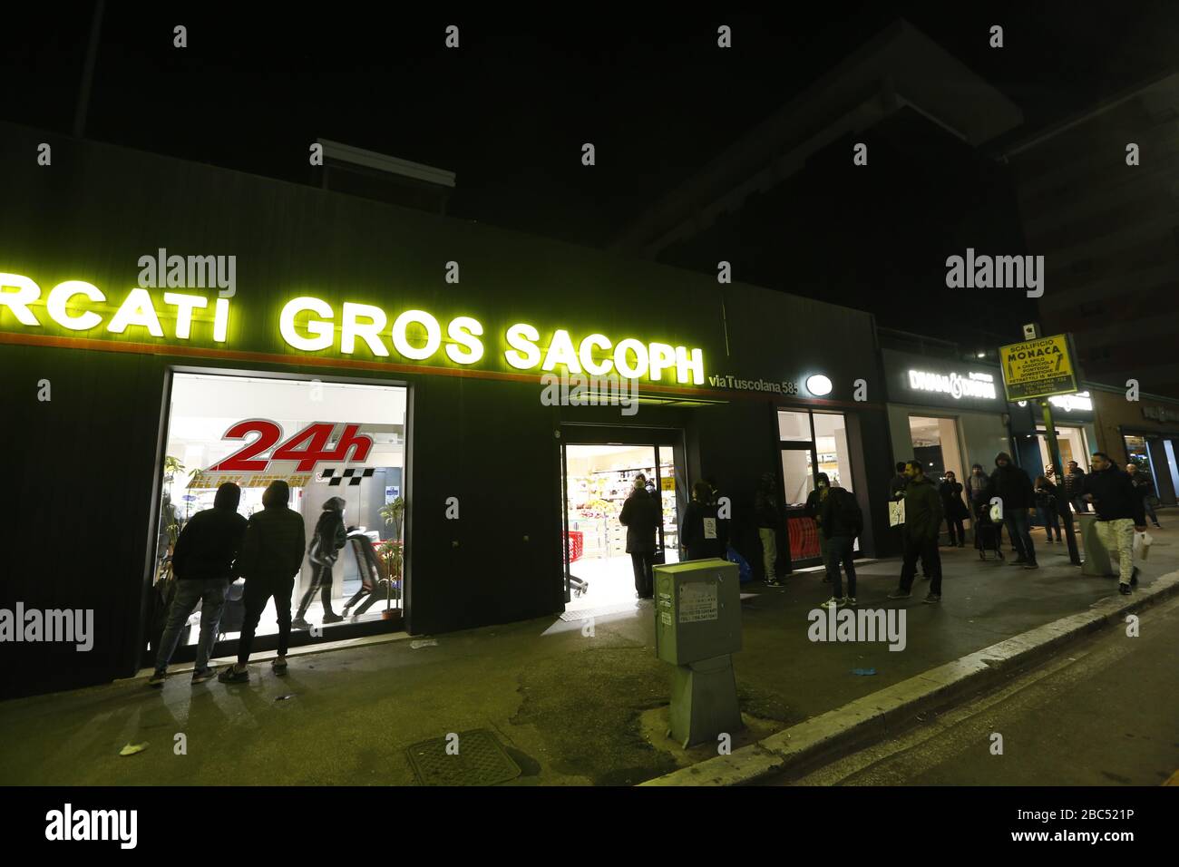 Roma, Italia, 10th 10 marzo 2020. I clienti in coda di notte fuori da un supermercato h24 dopo che il governo ha annunciato le restrizioni di Covid-19. Foto Stock