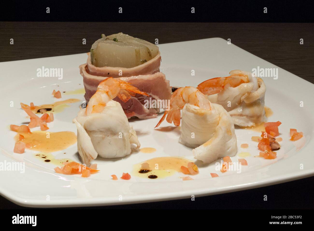 Piatto fusion cuisine - gamberi, pesce, carote Foto Stock