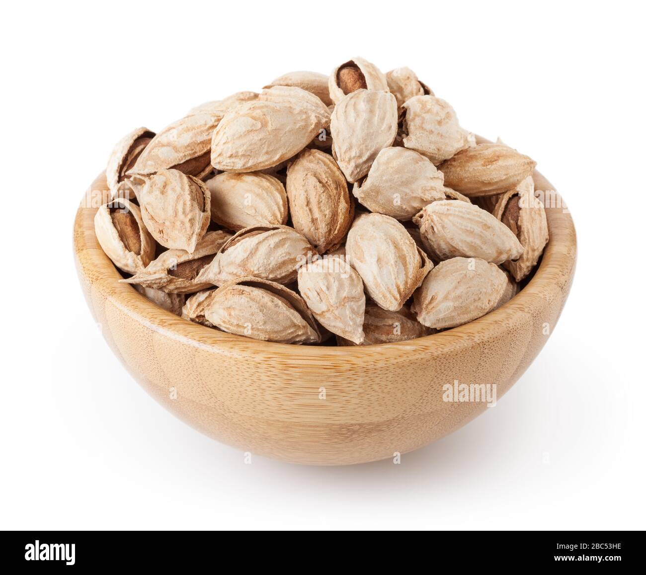 Mandorle in ciotola di legno isolato su sfondo bianco con tracciato di ritaglio Foto Stock