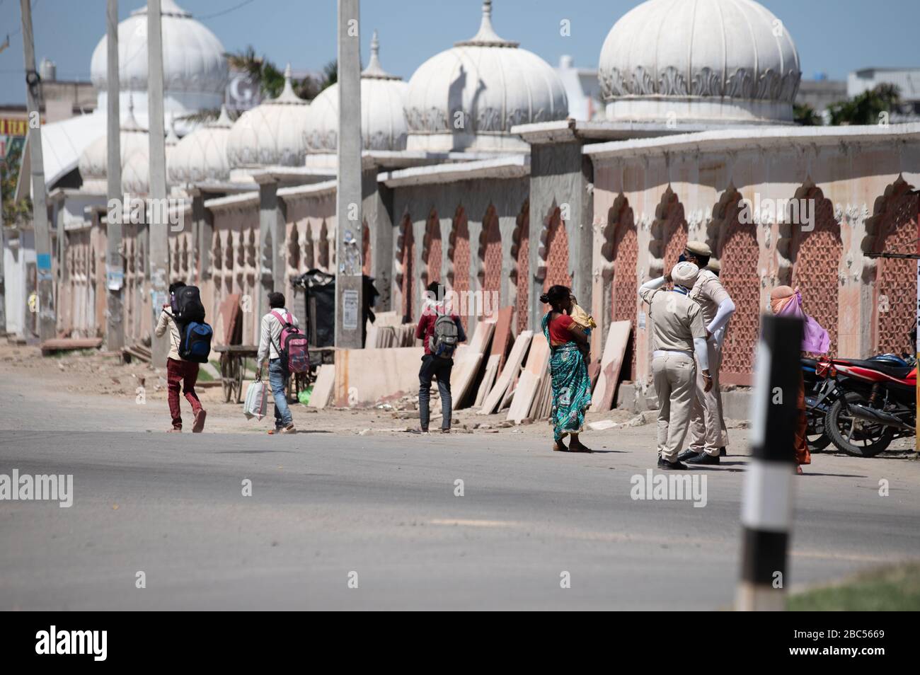 Ambala Haryana India, 02 aprile 2020. Turisti o persone che torneranno a casa dopo la mancanza di mezzi di trasporto a causa del virus Corona Lock-down in India.Peop Foto Stock
