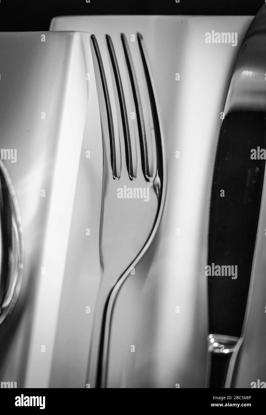vista ravvicinata mix posate - forchetta, cucchiaio, coltello Foto Stock