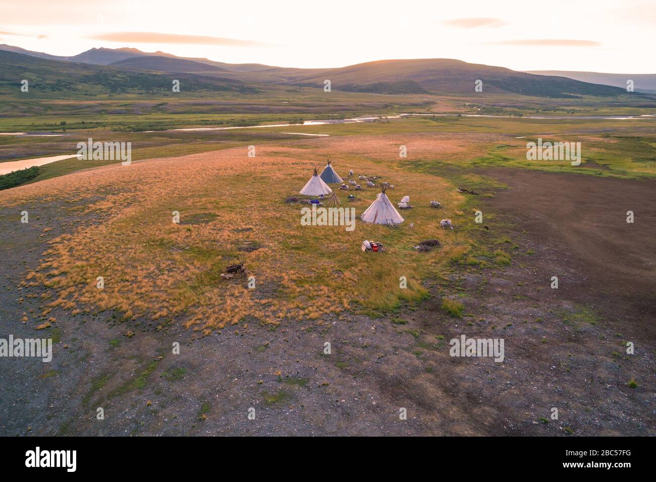 Campi di pastori di renne nomadi nella valle del fiume Longot'Yegan all'alba (fotografia aerea). Urale polare, Russia Foto Stock