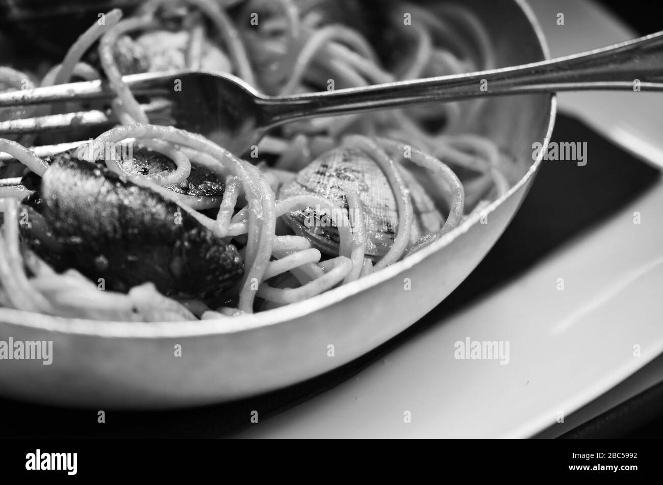 gustoso piatto di pasta italiana con pesce fresco e verdure - spaghetti Foto Stock