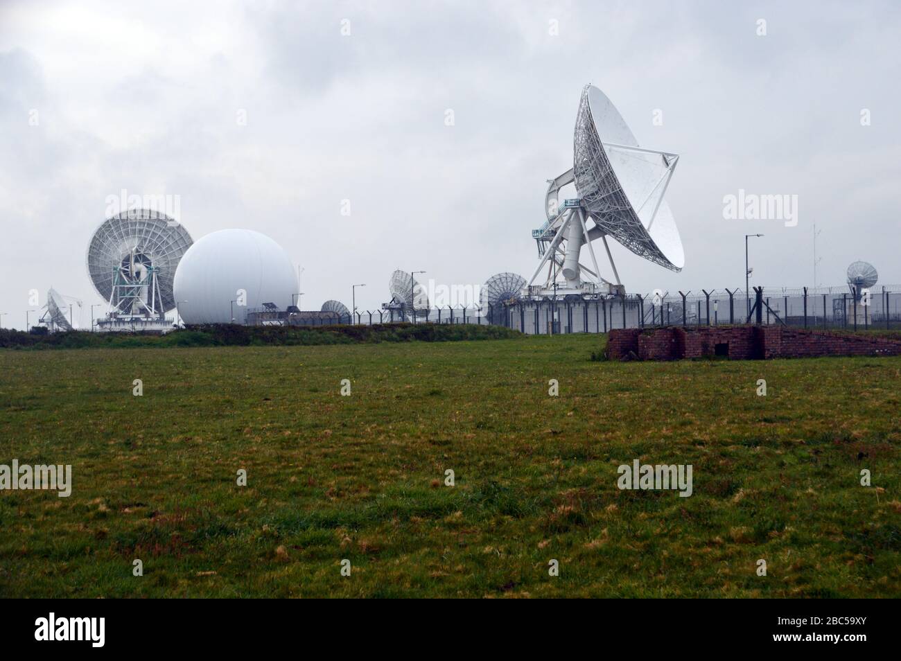 Stazione di ascolto radar GCHQ Bude sul South West Coastal Path, North Cornwall, Inghilterra, Regno Unito. Foto Stock