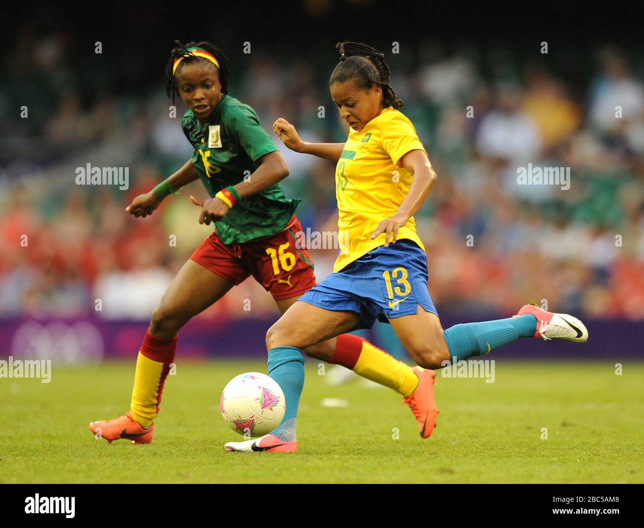 Jeanette Yango (a sinistra) del Camerun e la battaglia di Francielle del Brasile per la palla durante il Cameroon contro Brasile, il calcio femminile, il primo turno, la partita del gruppo e al Millennium Stadium di Cardiff. Foto Stock