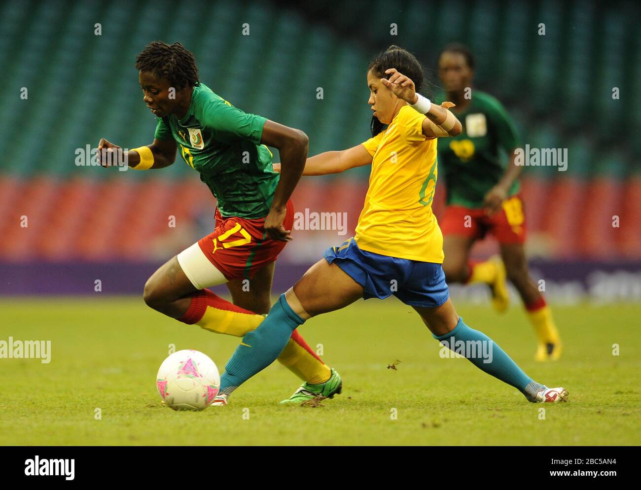 Gaelle Enganamouit (a sinistra) del Camerun e Maurine in Brasile per la palla durante il Camerun contro Brasile, Womens Football, First Round, partita del Gruppo e al Millennium Stadium di Cardiff. Foto Stock