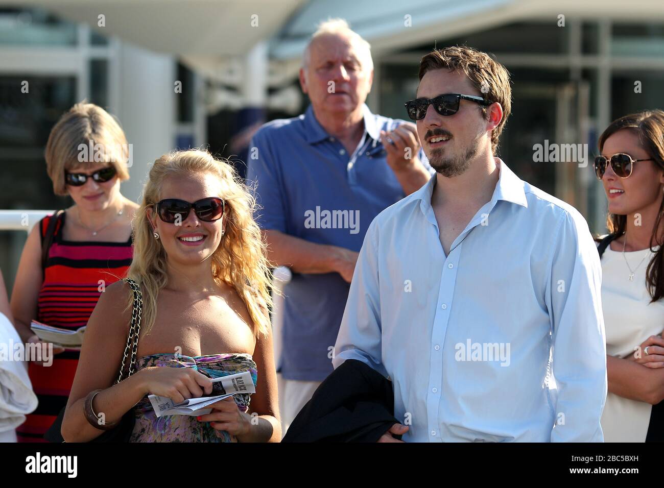 Racegoers immergiti nell'atmosfera di Epsom Downs Foto Stock