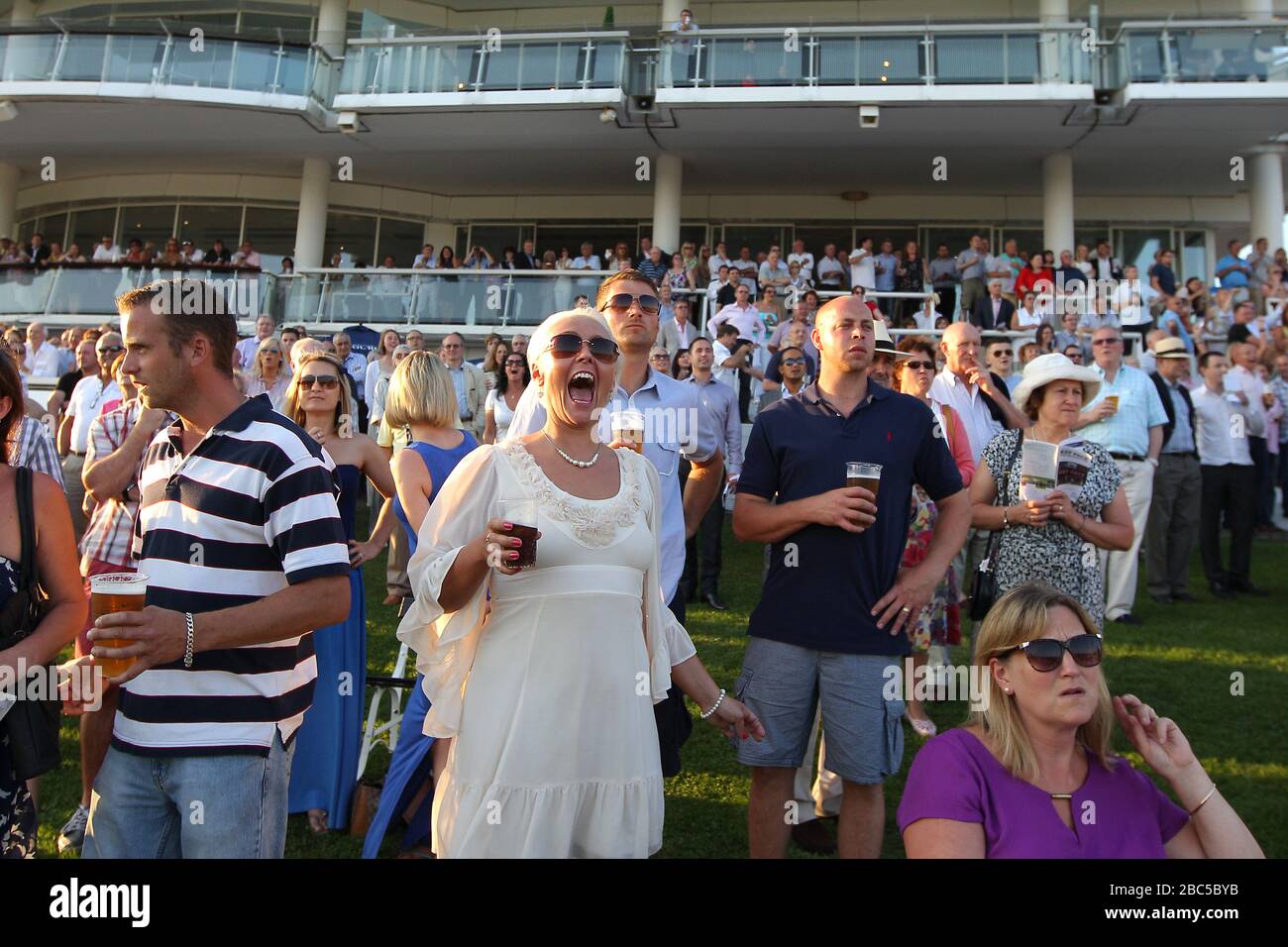 Racegoers immergiti nell'atmosfera di Epsom Downs Foto Stock