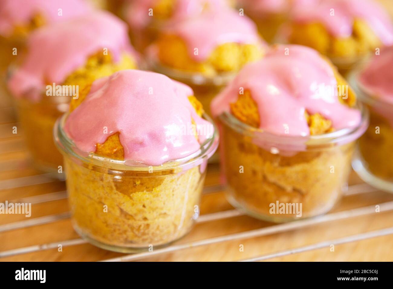 Cupcake vegani in un vasetto con crema di lamponi e glassa di formaggio Foto Stock