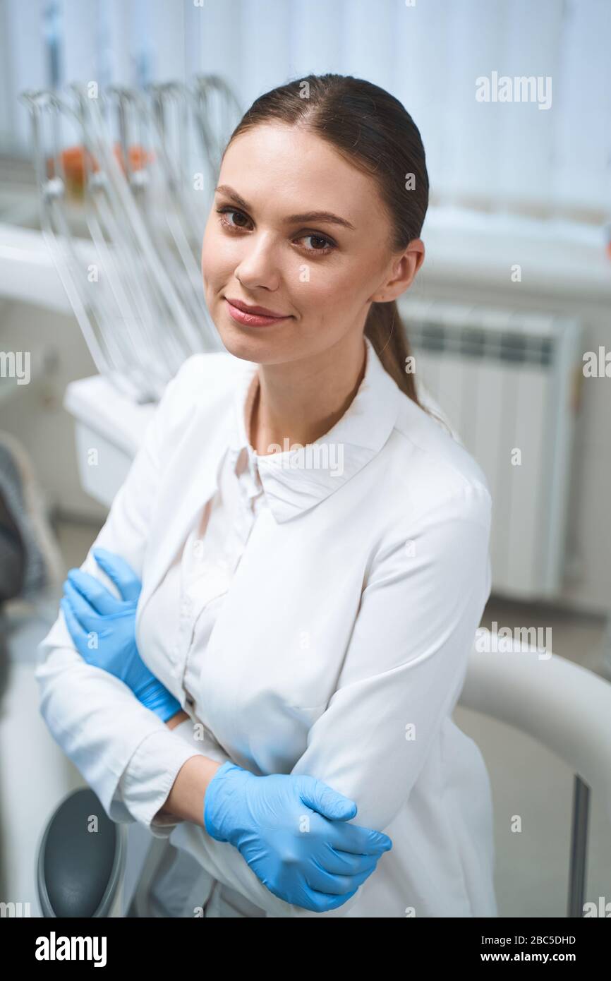 Allegro giovane medico in clinica foto stock Foto Stock