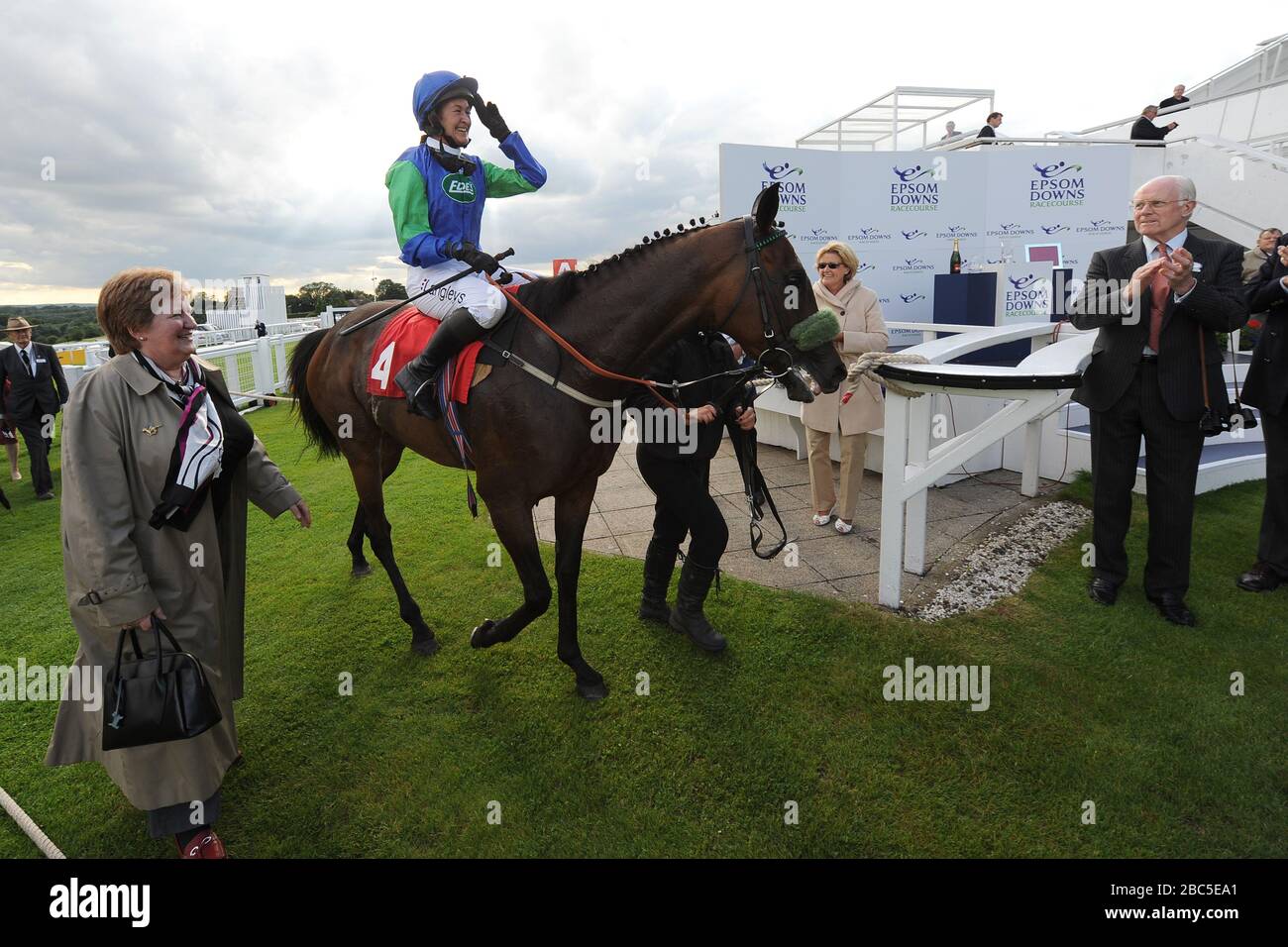I sali di Epsom guidati dal jockey Serena Brotherton sono guidati nel recinto del vincitore dopo aver vinto il handicap May Family Ladies' Derby Foto Stock
