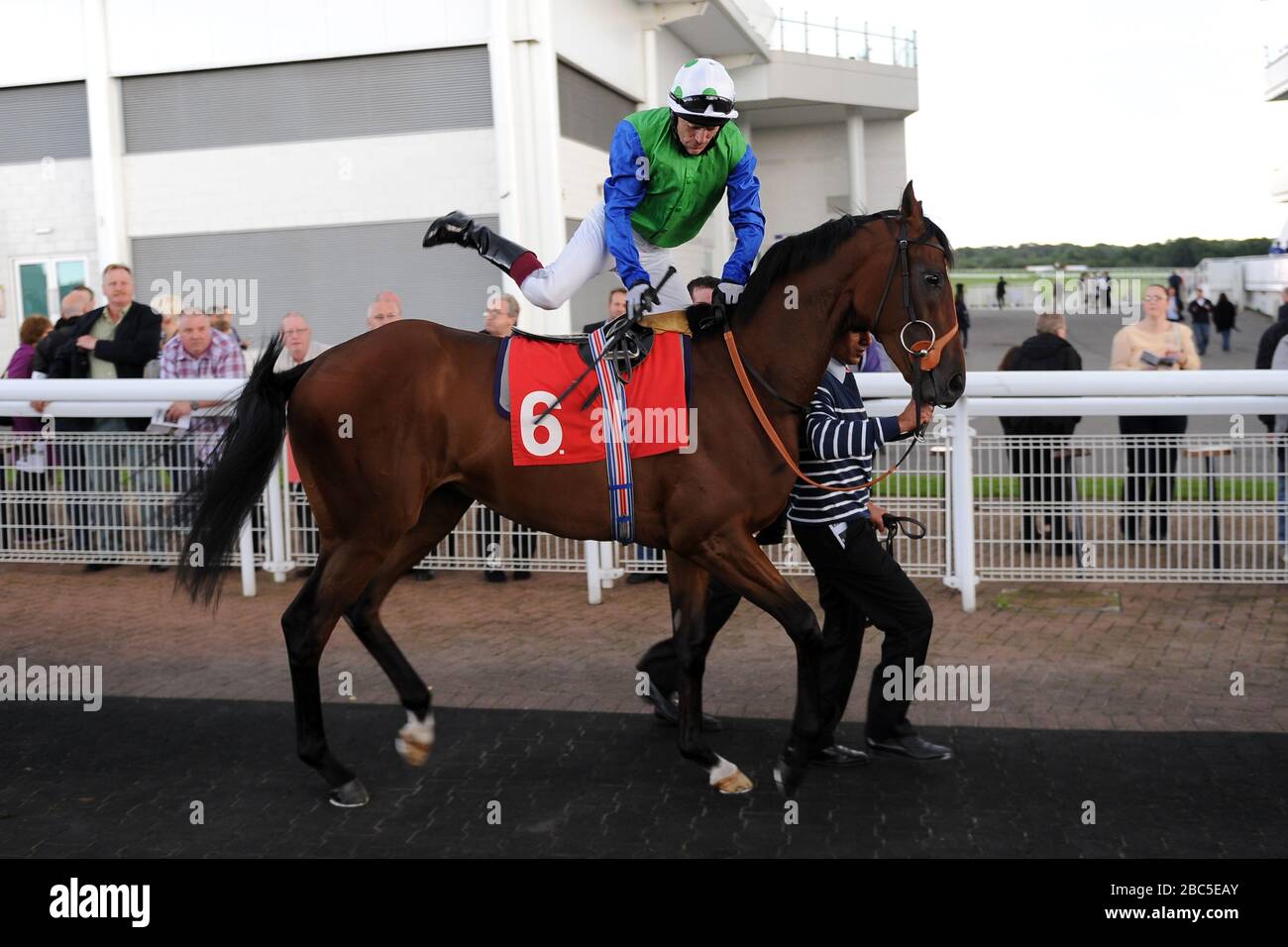 Jockey Kieren Fallon monta il suo giro Whipper's Boy nell'anello della parata prima dell'Irish Stallion Farms E.b.F. Maiden Stakes Foto Stock