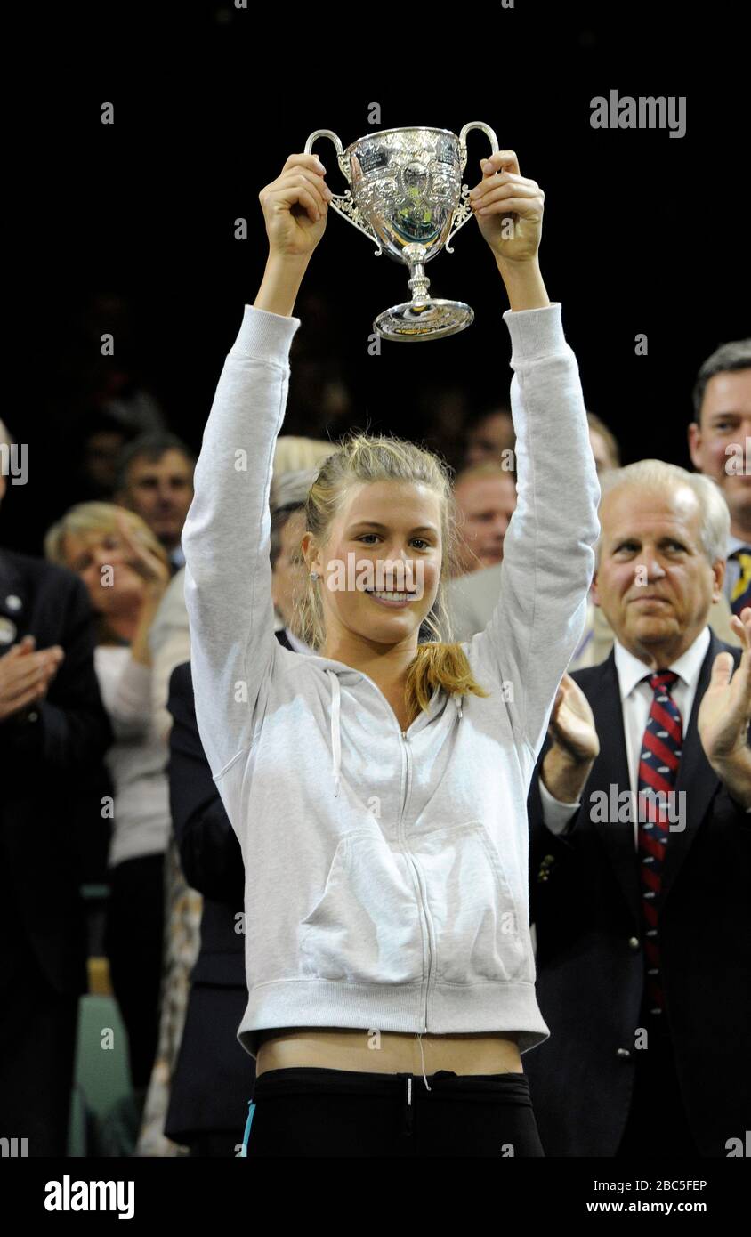 Eugenie Bouchard del Canada celebra la vittoria della finale femminile con il suo trofeo Foto Stock