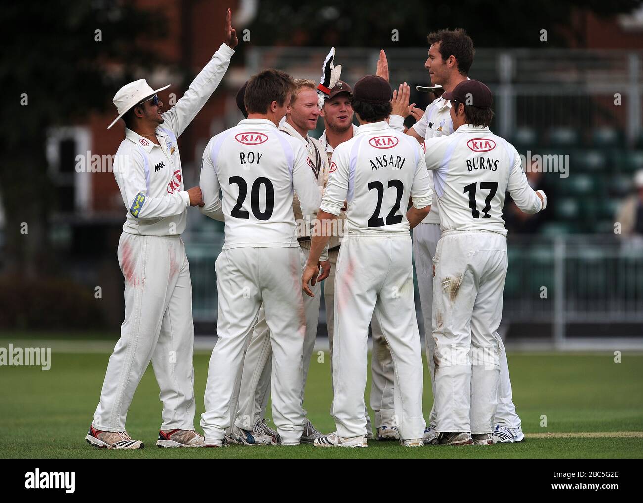 Chris Tremlett del Surrey (indietro a destra) celebra con i compagni di squadra dopo aver preso il wicket di Paul Horton del Lancashire. Foto Stock