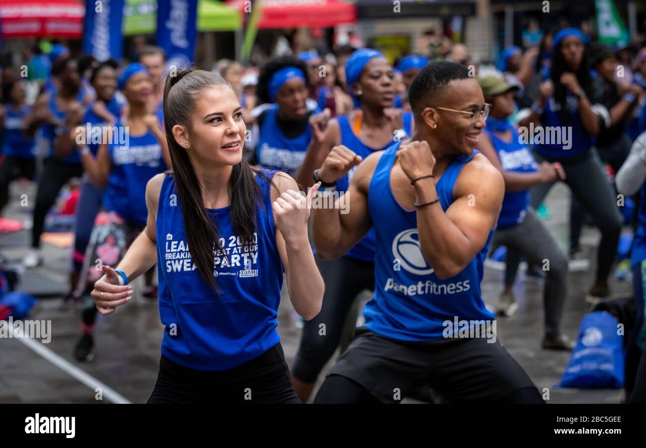 Johannesburg, Sud Africa, 29 febbraio - 2020: Corso di fitness all'aperto. Persone che godono di classe di esercizio nello spazio pubblico. Foto Stock