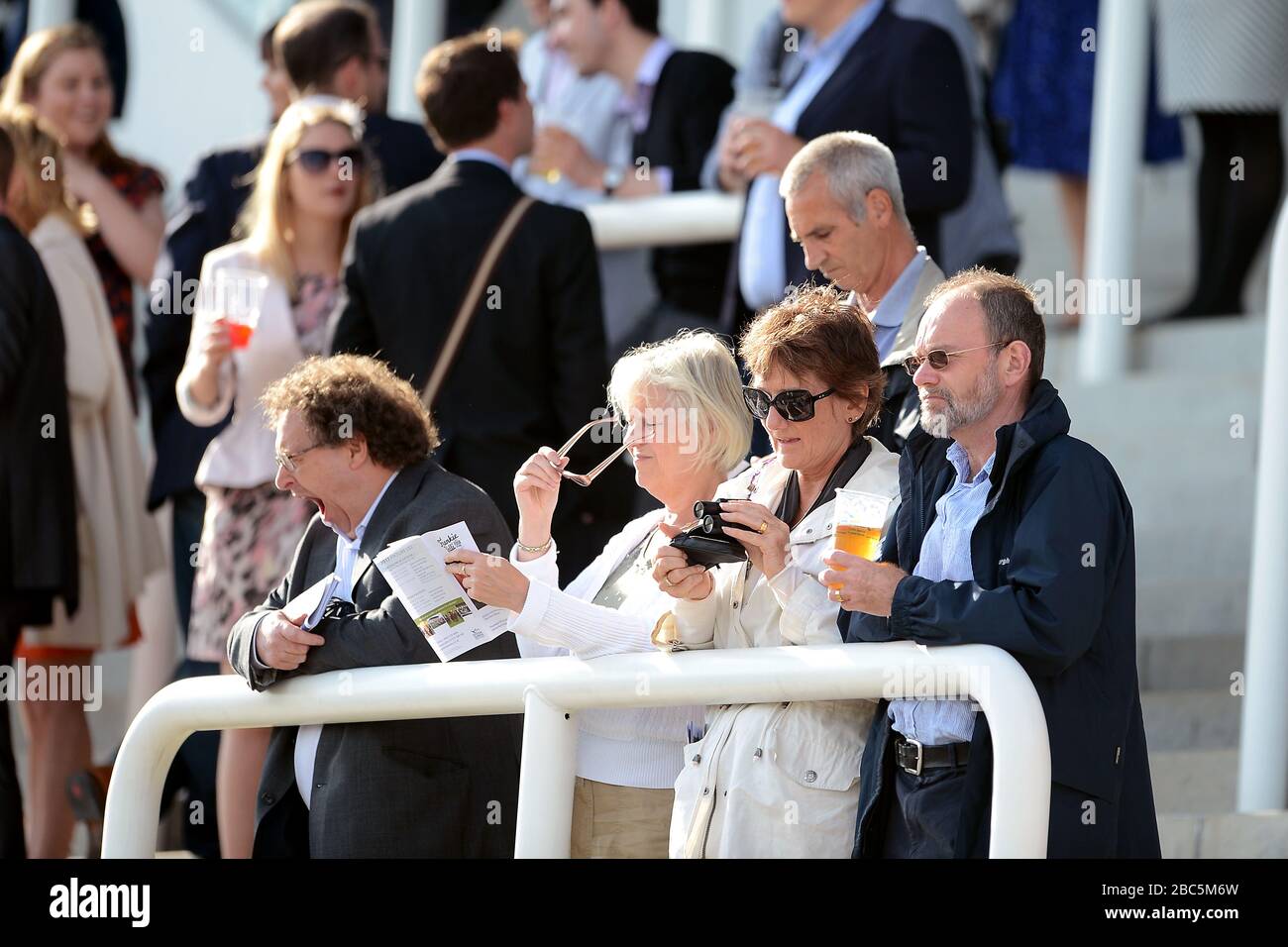 Racegoers immergiti nell'atmosfera dell'ippodromo di Epsom Foto Stock