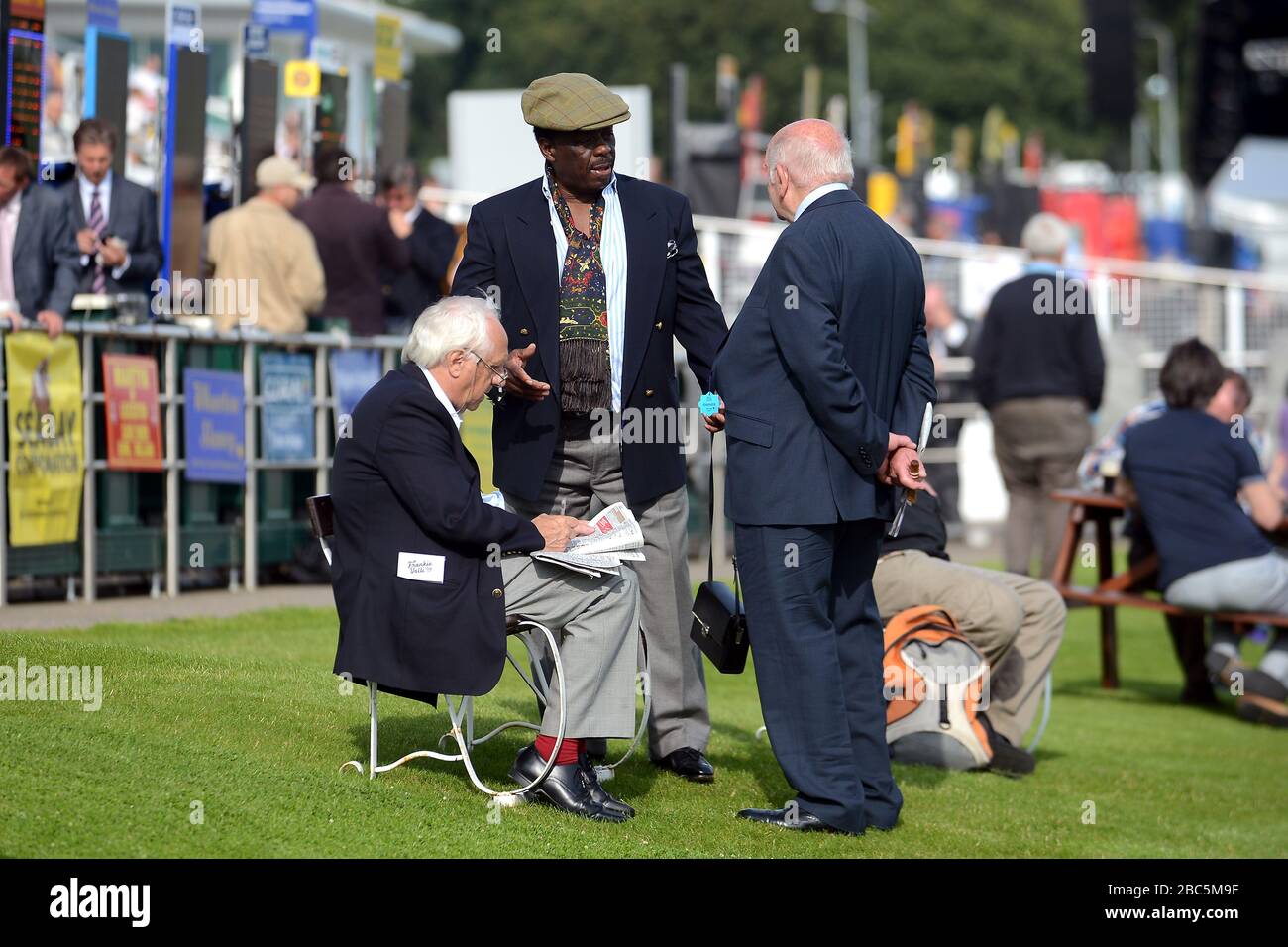 Racegoers immergiti nell'atmosfera dell'ippodromo di Epsom Foto Stock