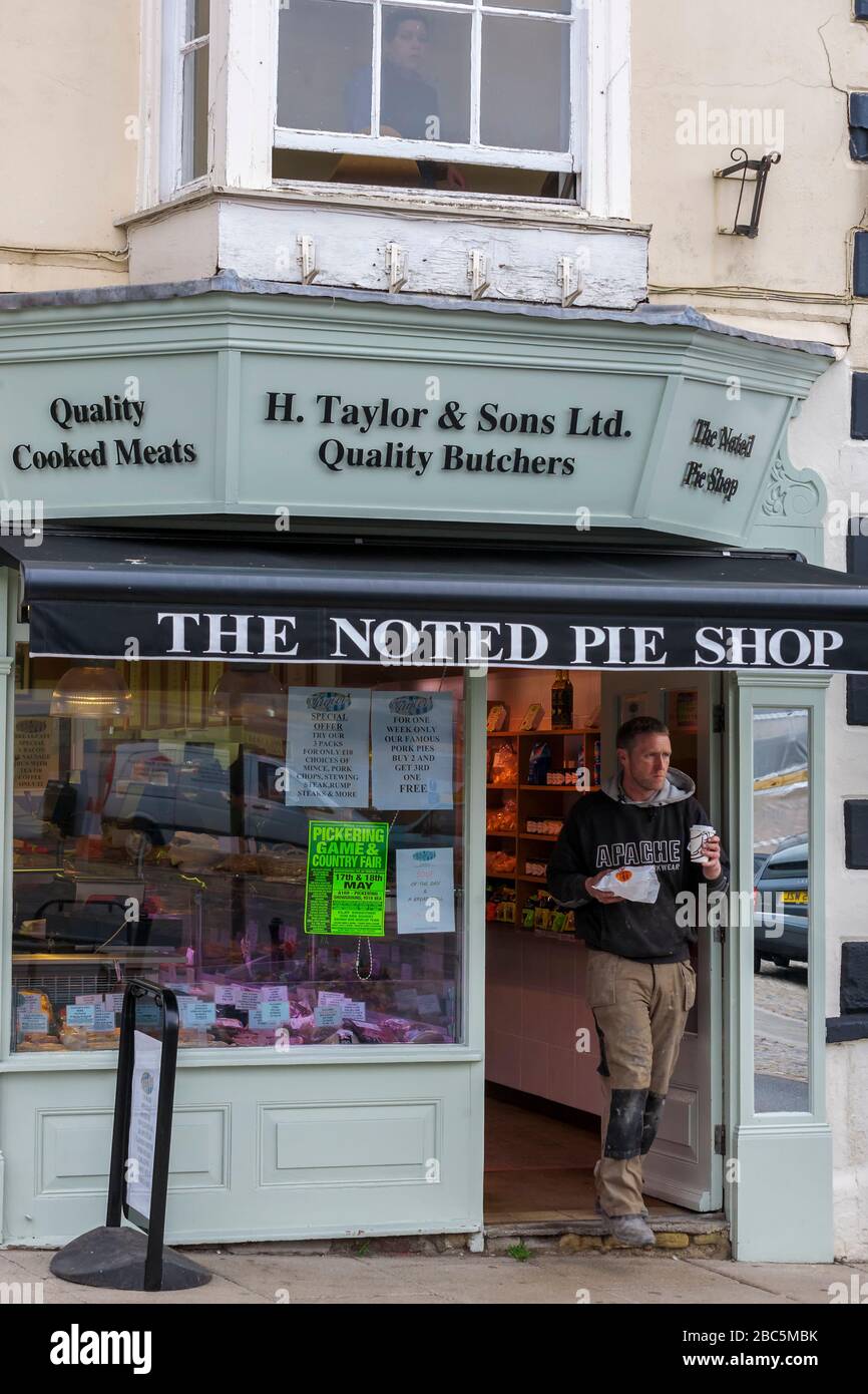 Chi ha mangiato tutte le torte? Taylor's Pie Shop, The Market Place, Richmond, North Yorkshire, Inghilterra, Regno Unito Foto Stock