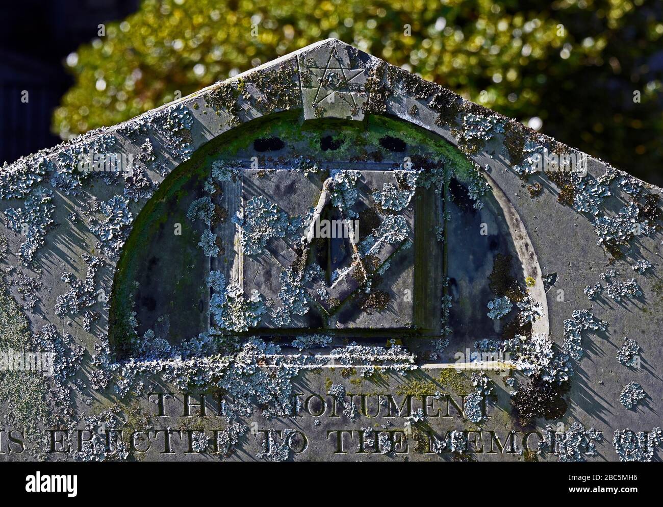 Dettaglio di Gravestone con simboli massonici. Chiesa parrocchiale della Santissima Trinità, Kendal, Cumbria, Inghilterra, Regno Unito, Europa. Foto Stock