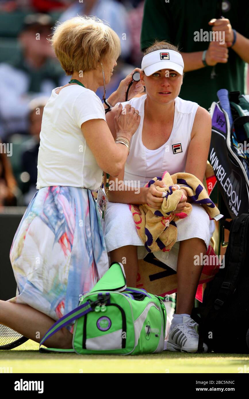 Vera Zvonareva, la Russia, si trova visibilmente sconvolta perché è controllata dal personale medico prima di ritirarsi dalla sua partita contro Kim Clijsters, in Belgio Foto Stock